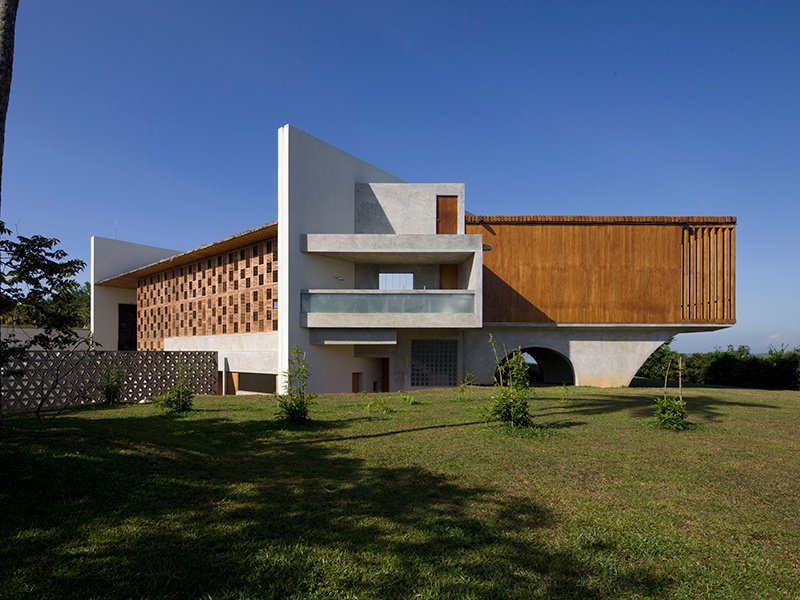 Villa Vista, a contemporary home in Weligama, Sri Lanka, was designed by world-renonwed architect Shigeru Ban.