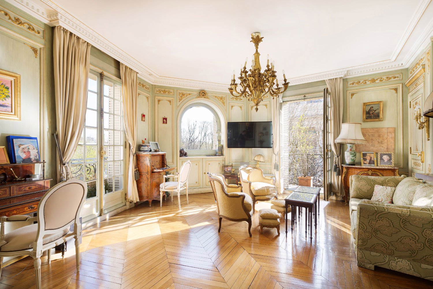 Elegant apartment in the 8th arrondissement of Paris