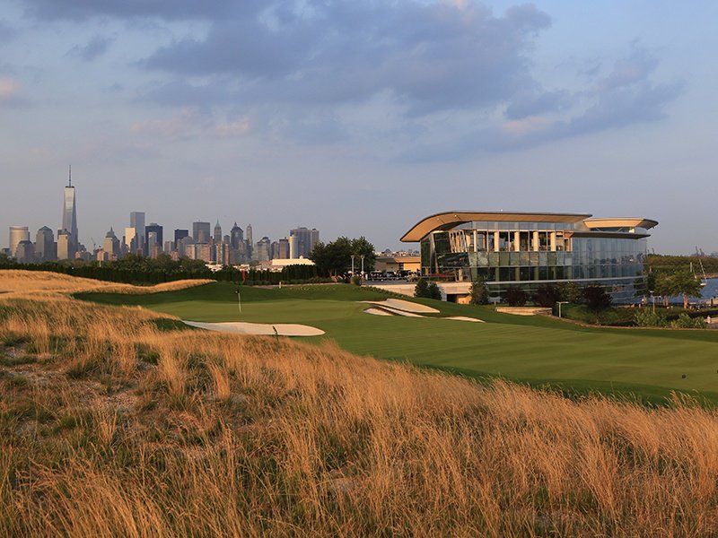 With a location that makes the most of the Manhattan skyline and the Statue of Liberty, the 18-hole Liberty National course in New Jersey was designed by U.S. Open championship golfer Tom Kite and architect and designer Bob Cupp.