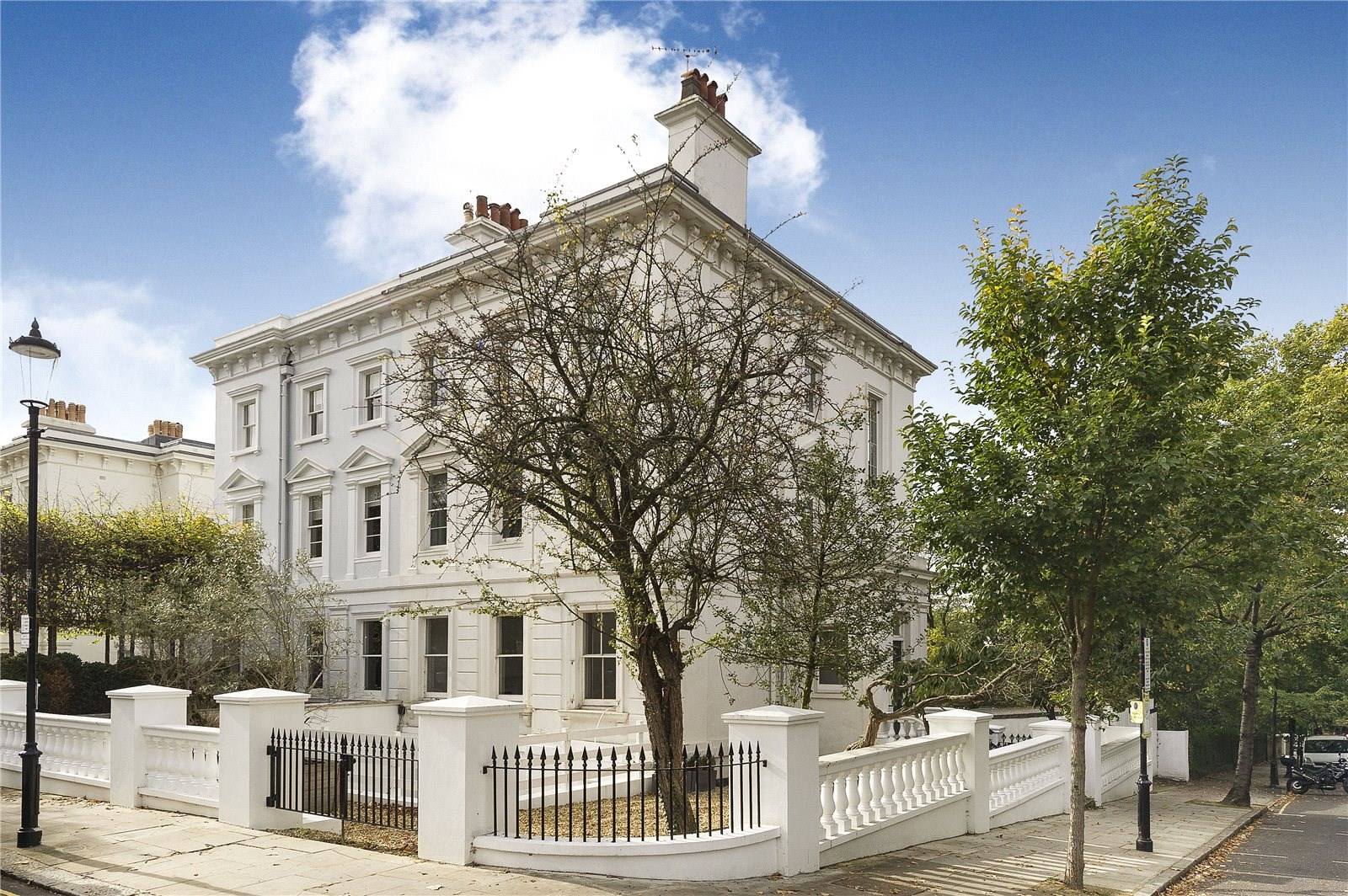 This 19th-century Grade II-listed house in London’s Notting Hill is distinguished by the symmetry, scale, and ornamentation of the Greek Revival movement.