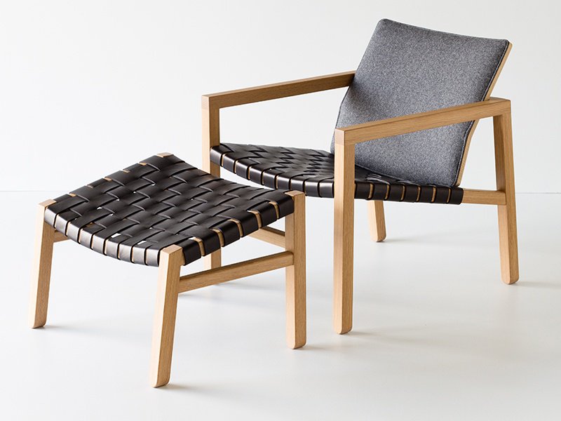 تشمل إبداعات مصمم الأثاث كريستوفر سولار صالة ألفا والعثمانية.  يتكون المقعد من أحزمة جلدية حول إطار من الخشب الصلب ، بينما تم تنجيد الظهر من الصوف.