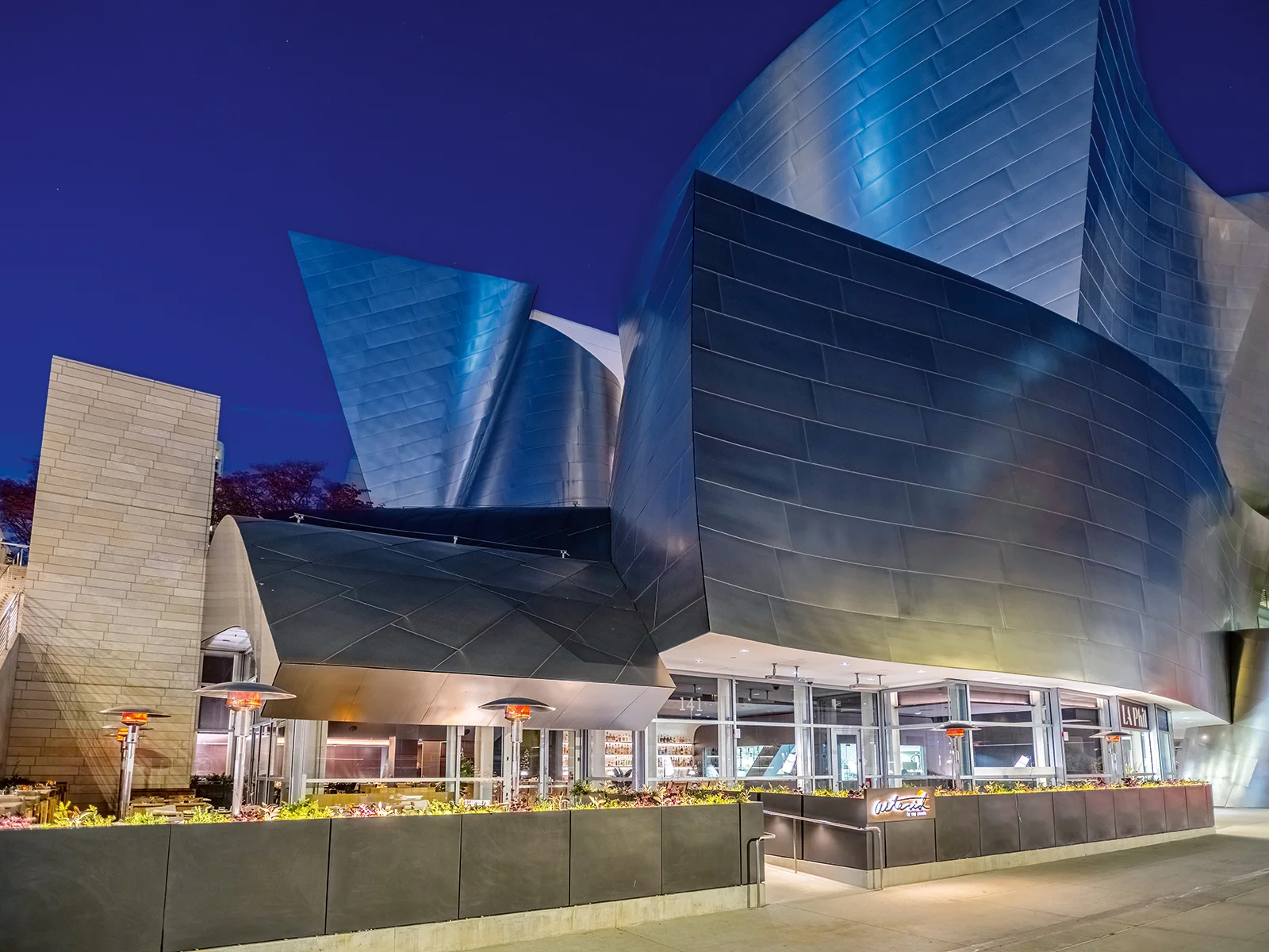 The curved and ultramordern mirrored exterior of the Walt Disney Concert Hall
